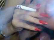 印尼賣婬女一邊抽煙一邊自摸手指插入自瀆